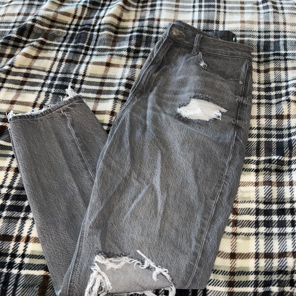 New w/o Tags AE Distressed Mom Jeans
